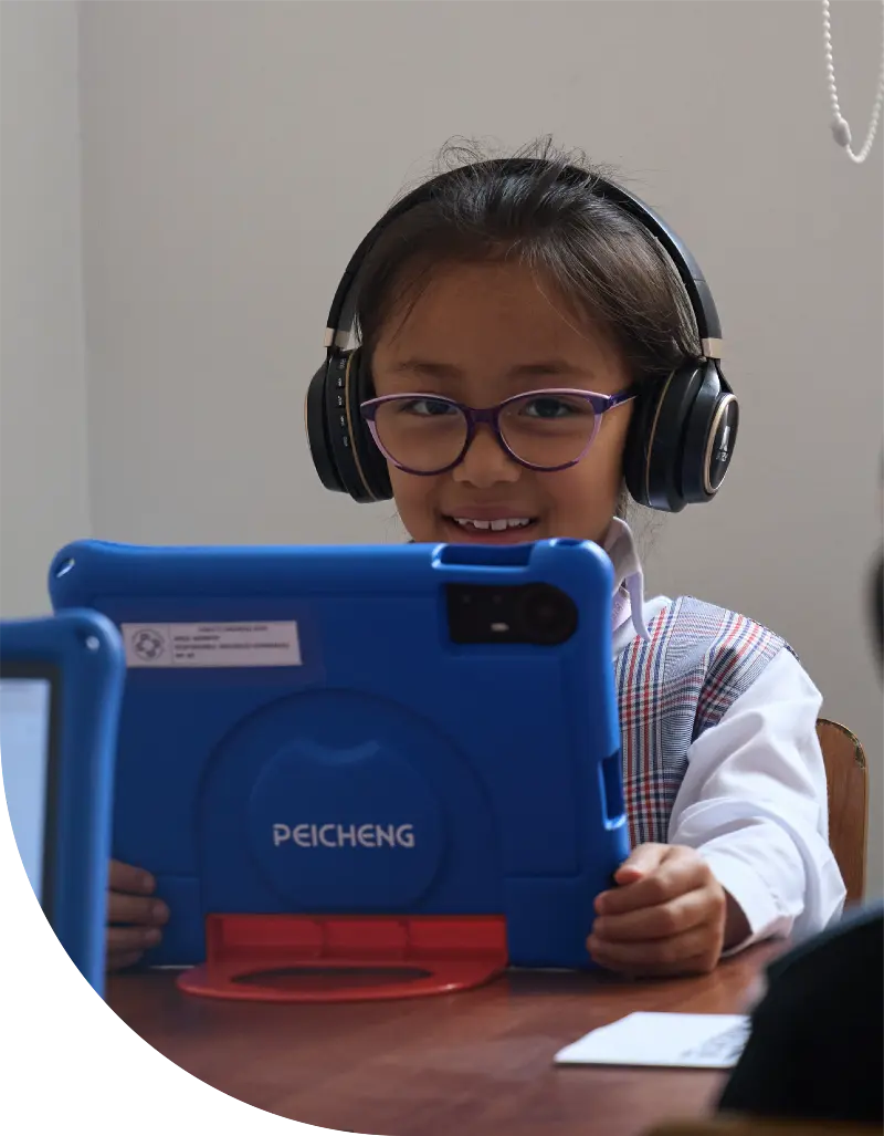 Foto de una niña de 6 años , de frente tomando una lección de Ingles con Morphy en una tablet.
