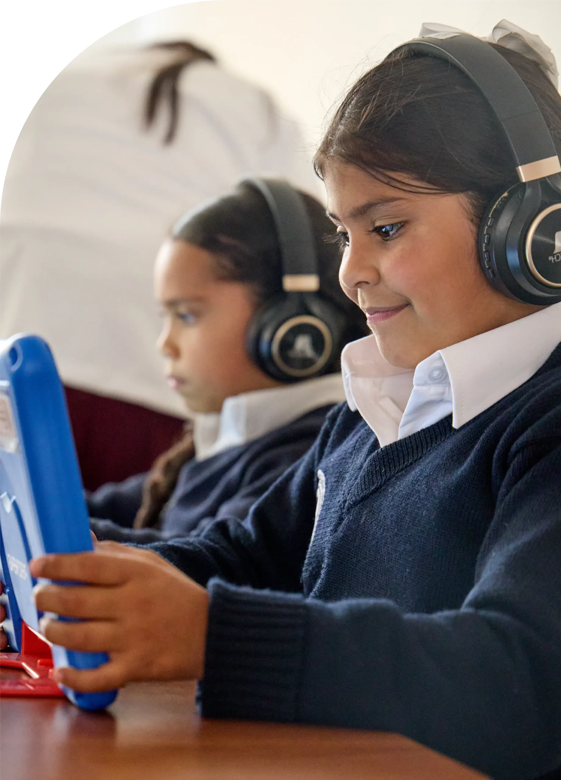 Foto de dos niñas de 6 años tomando lecciones en tablets de Morphy ingles.