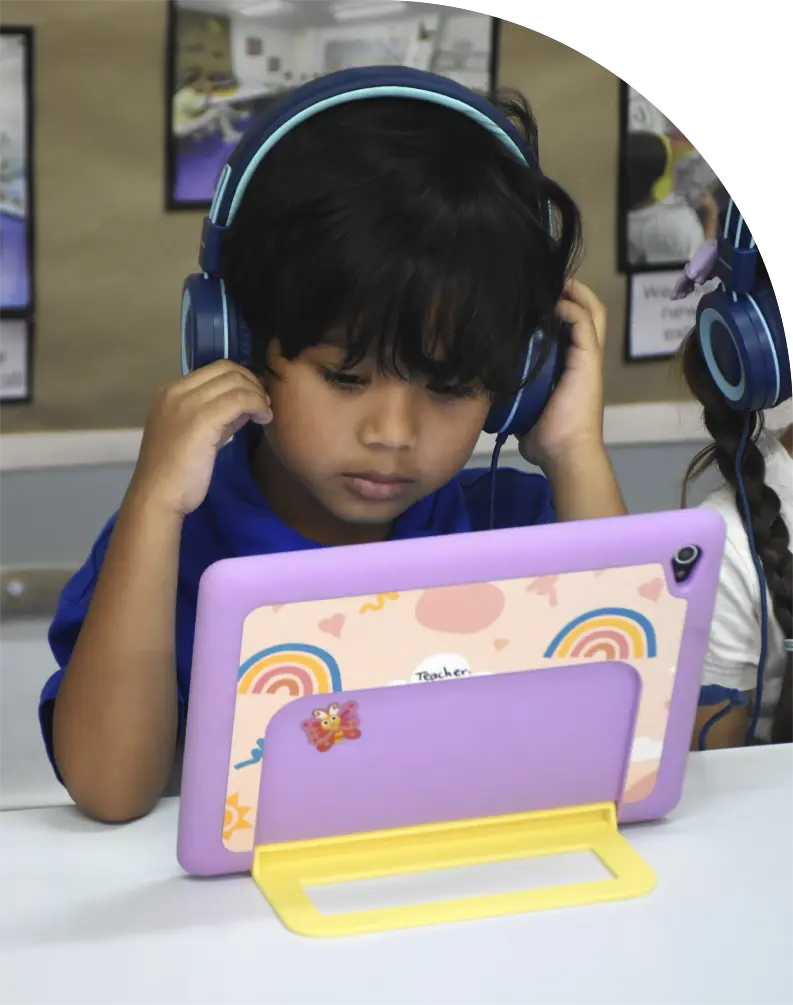 Niño de 4 años, viendo una lección de Moprhy en casa en su tablet. Presta mucha atención a lo que ve