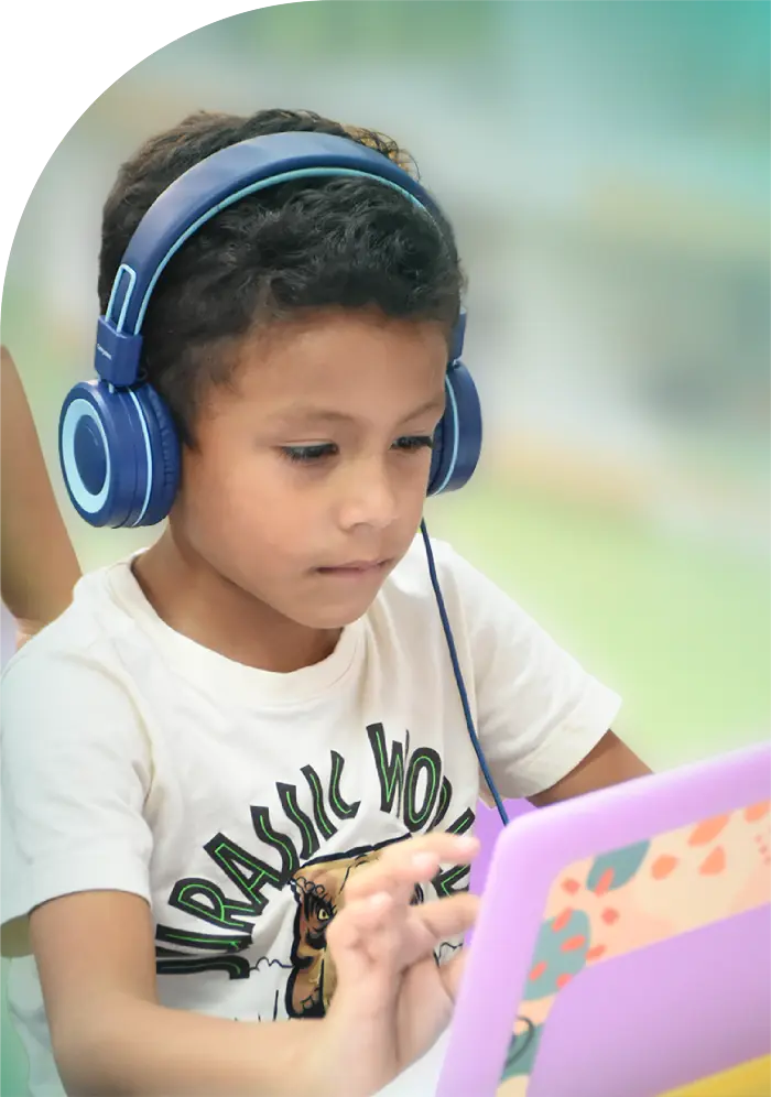 Niño tomando su lección de Morphy en casa  en una tablet