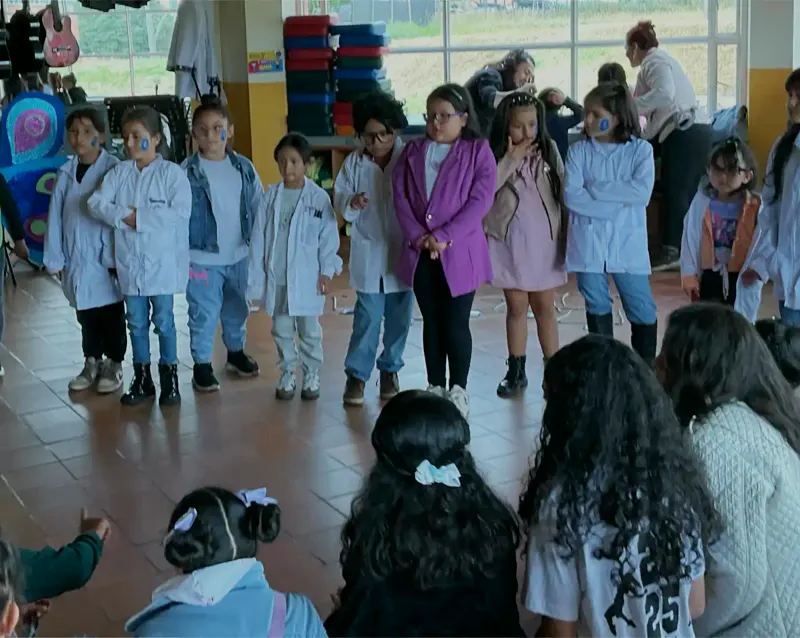 Niños disfrazados practicando inglés en grupo en el Club Morphy