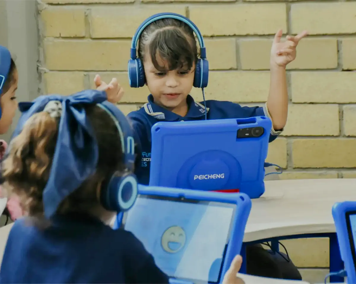 Niña con audífonos bailando frente a su tablet mientras aprende inglés con Morphy