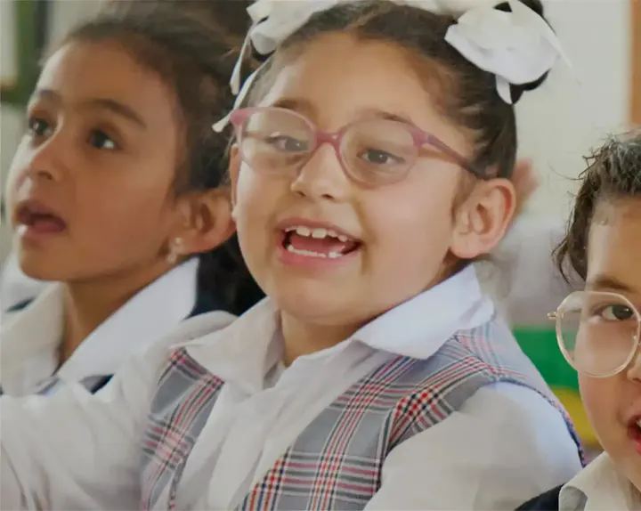 Niñas aprendiendo inglés con Morphy en el aula