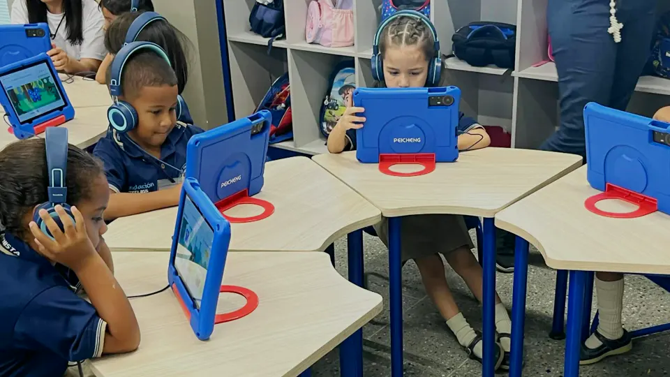 Niños de un colegio aprendiendo inglés con Morphy en sus tablets